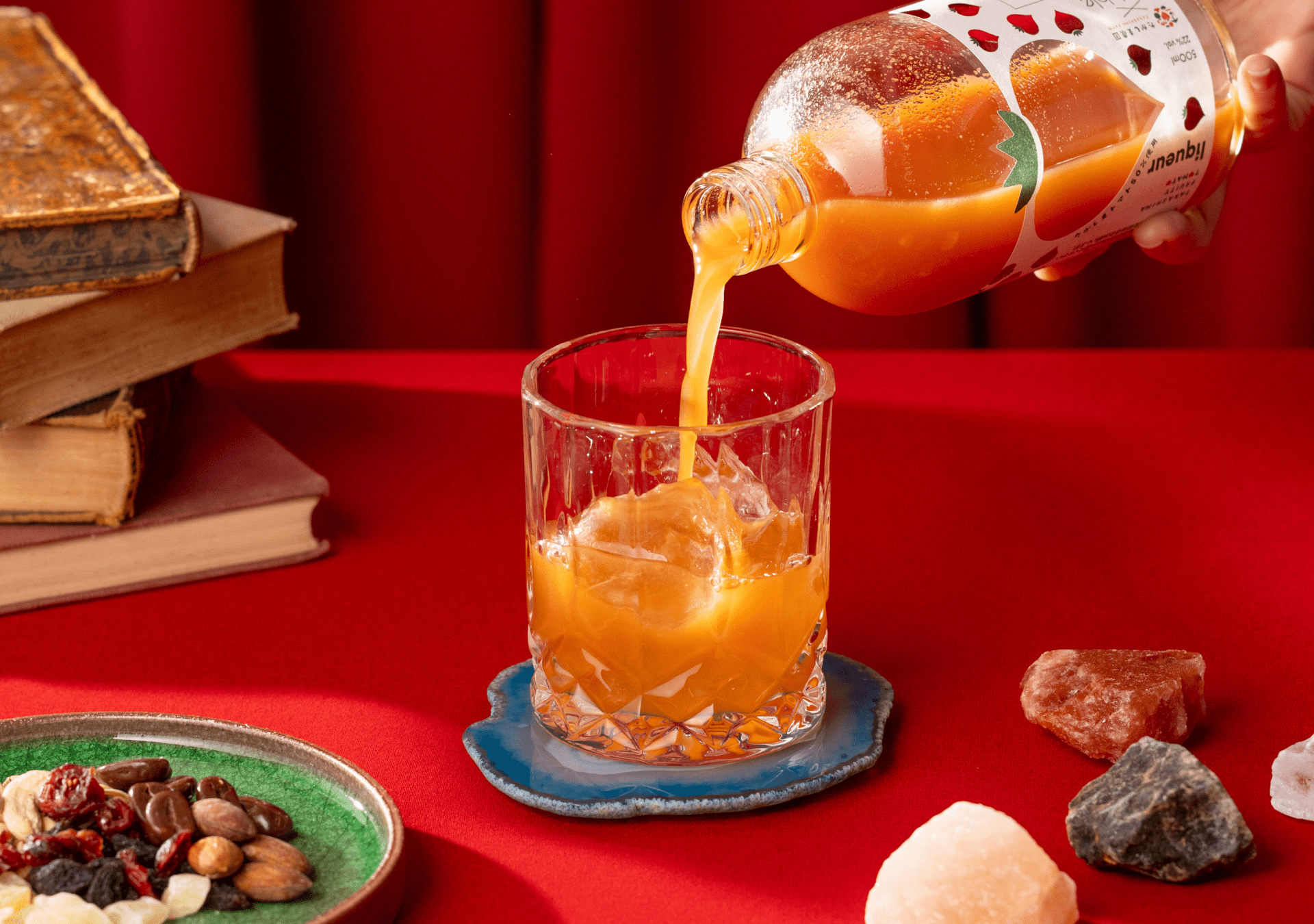 たかしまフルーティトマトのお酒をグラスに注ぐイメージ