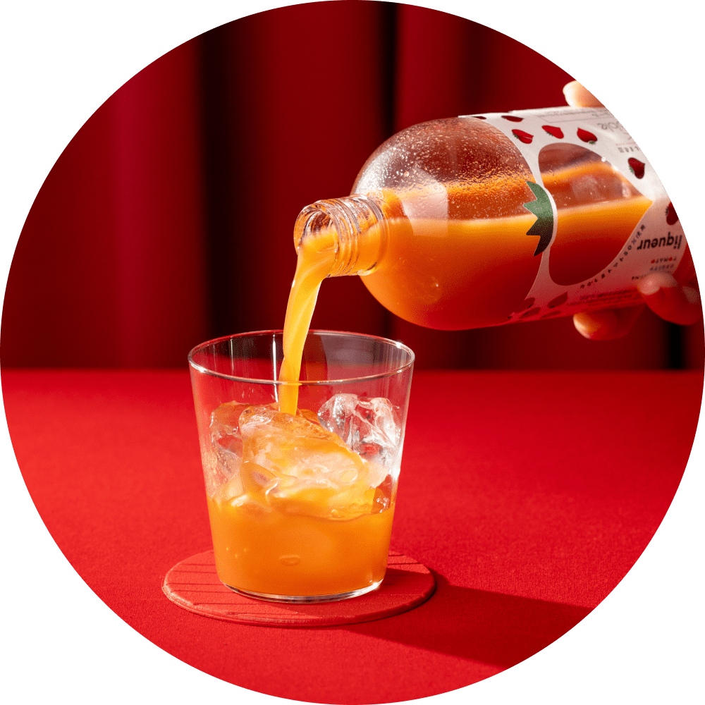 たかしまフルーティトマトのお酒を注ぐイメージ